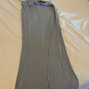 Grå kjol - Säljer min gråa långkjol från bikbok