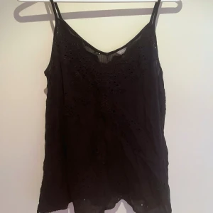 Svart linne 🖤 - Svart linne med floral mönster 🖤