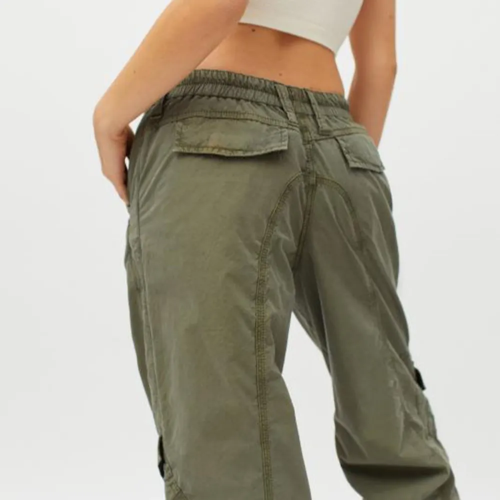 Urban Outfitters klassiska gamla y2k cargo pants i mörk grönt.. Jeans & Byxor.