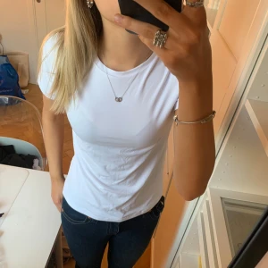 Vit t shirt - Oanvänd vit t shirt från hm!🤍