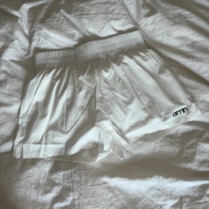 Träningsshorts - Aldrig använda, nya men utan prislapp Finns undershorts som sitter lite tightare och som hjälper till så att de sitter på plats plus att de inte är genomskinliga