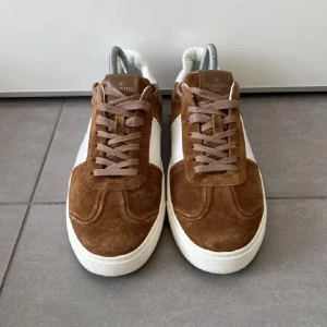 Valentino flycrew  - Valentino flycrew|brun/beige| storlek 41 fits 42| kond 9/10| 1 nit saknas| inget medföljer tyvär| ny pris runt 8000 mitt pris 3000| skriv för fler bilder eller funderingar| kan byta mot maison margiela, golden goose, lanvins, flycrews i annan färg💯