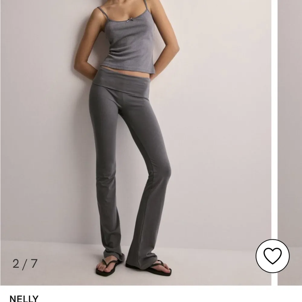 En par toga byxor från nelly, de har en liten deftekt längst ner på benet annars är de i nyskick 🥰. Jeans & Byxor.