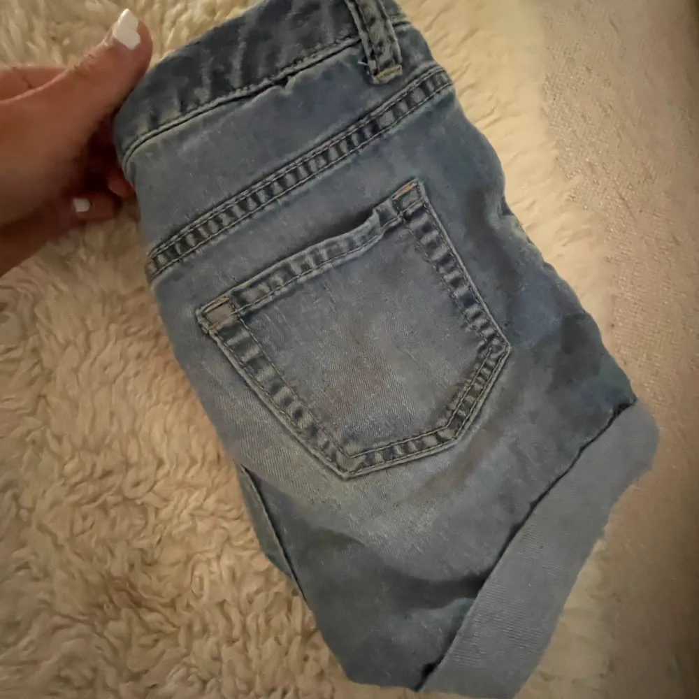 perfekta lågmidjade jeansshorts!! dom har blivit för små men älskar, absolut varit en favorit💞💞 hör av er vid funderingar tveka inte!!! w25 . Shorts.