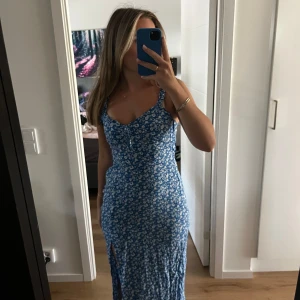 Klänning - Gullig blå klänning med blommor, bra skick.