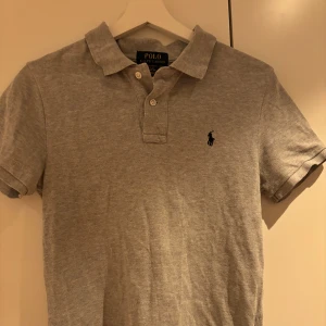 Ralph lauren piké  - Tja! Vi säljer nu denna pikén från polo Ralph lauren. Pikén är i mycket bra skick 9/10. Storleken är 14-16 och passa dig bäst som är 165-170. Skriv om ni har några frågor eller funderingar!