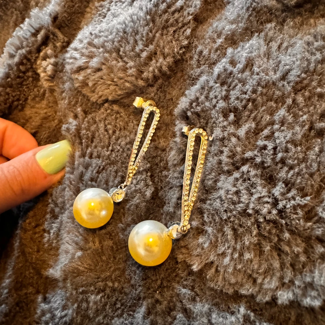 Två par örhängen med pärlor och strass - 90