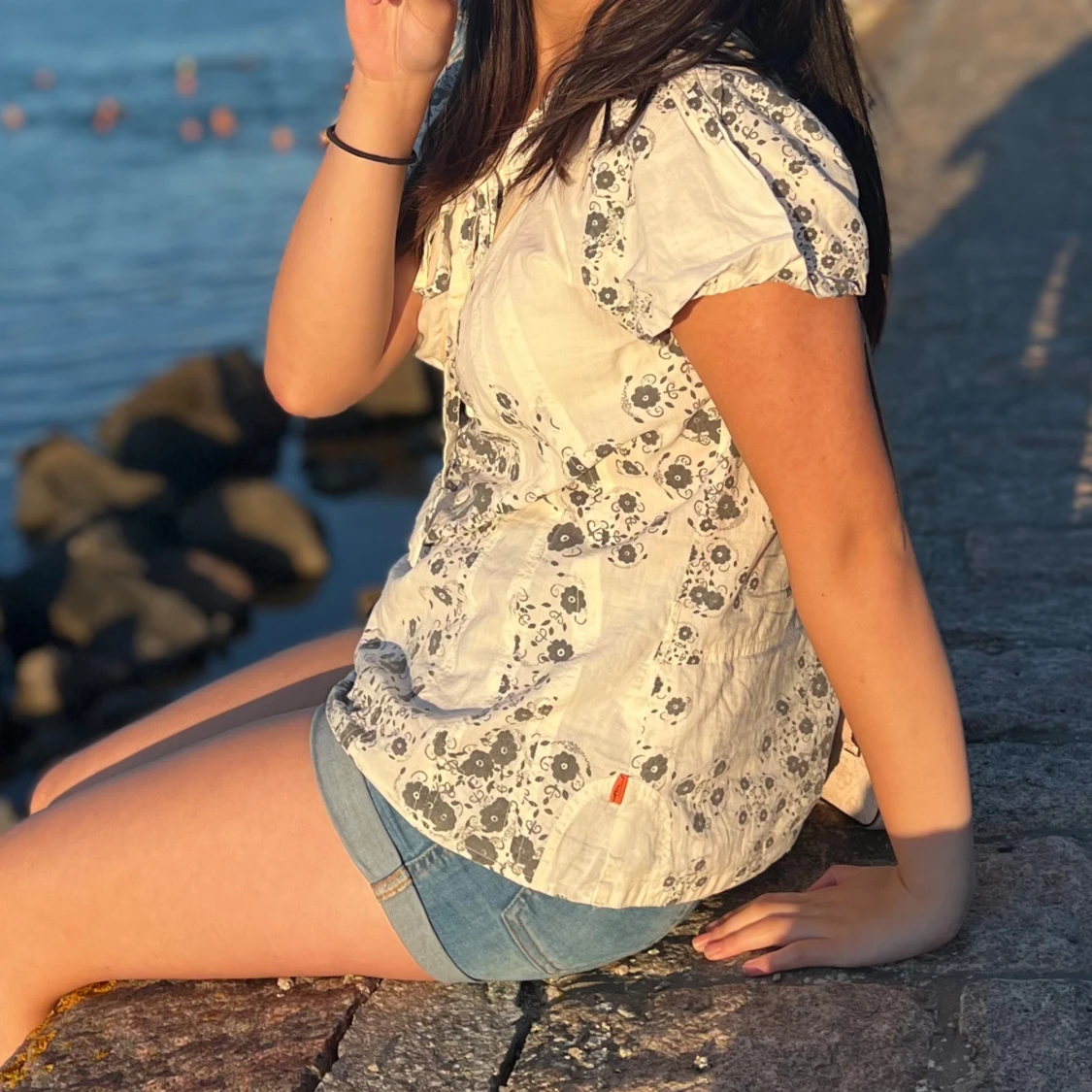 Vit blommig blus med rosett - 91