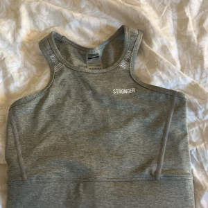 Stronger topp - Säljer en grå sport topp från Stronger, använt några få gånger💓