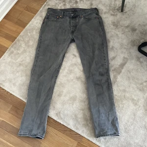 Levis 501 jeans - Tjena jag säljer nu mina Levis jeans då de knappt har använts. De är i storleken 32/32 och de köptes på carlings. Har ni några som helst funderingar så är det bara att höra av sig. 👑😇👌