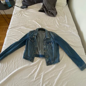 Jeanse jacka - Jeanse jacka, aldrig använt men det går att styla den med så mycket! 