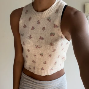 Stickad söt topp - Stickad söt topp med blommor från pull&bear 