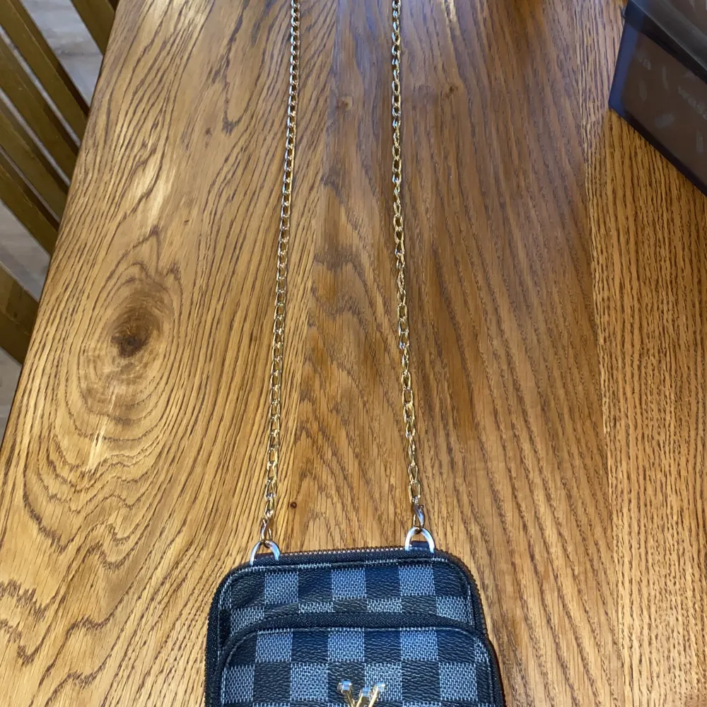  Säljer en jättefin Louis Vuitton väska aldrig använt med kedja pris kan diskuteras .. Accessoarer.