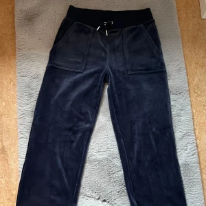 Juicy couture byxor - Juicy couture byxor endast använda ett fåtal gånger säljes pga ej använder. Storlek XS  Köptes för 1099kr.