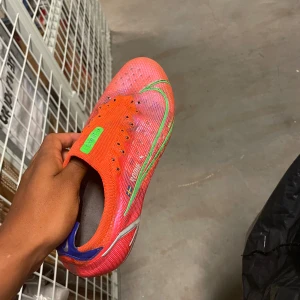 Fotbollsskor - Inga skador på fotbollsskor men har inga snöre 