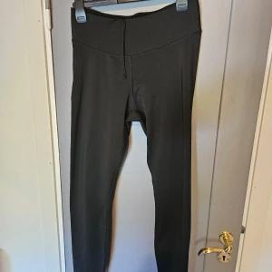 Svarta leggings från SPC - leggings i storlek M. nästan nyskick. högmidjade.