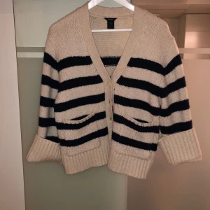 Stickad kofta  - Stickad kofta i oversize modell. Slutar vid höften. Knappt använd så i mycket gott skick. 