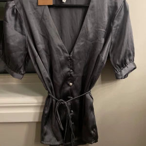 Satinblus - Jättefin satinblus som köptes på Sellpy men aldrig har haft användning för❤️ Den är grå men kan se lite halv lila ut i färgen beroende på ljus❤️