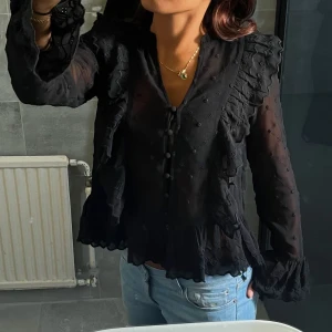 Svart blus - Jättefin svart blus med fina detaljer från hm!🌸