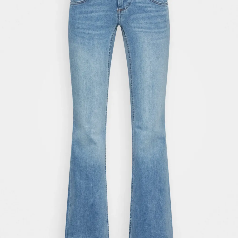 Ljusblåa Low waist bootcut jeans💗w27 längd 30💗original pris 400. Jeans & Byxor.