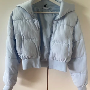Jacka - Fin ljusblå jacka från H&M som är i bra skick. Passar perfekt nu när hösten och vintern börjar närma sig. Hör av dig om du är intresserad eller har frågor💕