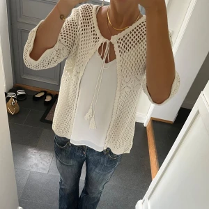 Vit trekvartsärmad stickad kofta med snörning  - Vit stickad kofta från Freequent i storlek S, passar även M. Fint skick. Knytning. Använd gärna köp nu❣️