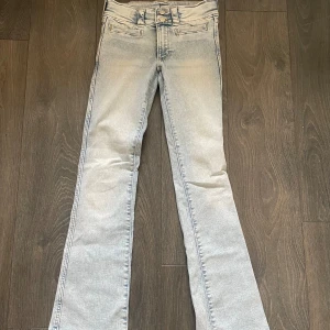 ljusblåa jeans - slutsålda fina lågmidjade jeans från HM storlek 164 men passar mig som är xs/s och 162. De är uppsprättade nedtill💓