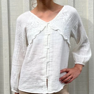 Zara blus🫶🏼 - Super fin zara blus som är i nyskick!❤️‍🔥Strl 152 men jag skulle säga att den passar xs också.🥰Kontakta mig för frågor eller funderingar🙌🏼