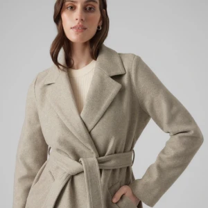 Vero Moda kappa - Säljer min långa vero Moda kappa, använd ca 3 gånger. Den är som ny! 😍 nypris är 799 kr.