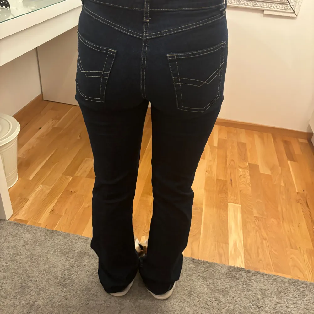 Jättesnygga jeans i en mörk tvätt.  Inte så jätte stretchiga i materialet. På bilden är tjejen 163cm. Jeans & Byxor.