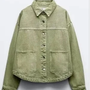 Zara denimjacka - Säljer denna trendiga denimjackan💕 Den sitter som en S!! Nypris: 379kr! Helt oanvänd (endast testad) 💕