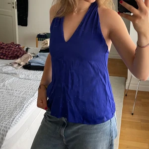 Blå ärmlös topp - Fint linne från Arket! Storlek 36.
