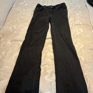 Superfina jeans från lager157 - Säljer dessa superfina jeans som är lågmidjade och som har superfina fickor då de inte kommer till användning.