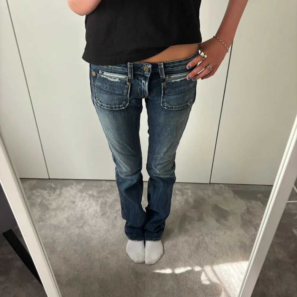 Säjer dessa raka jeans med coola detaljer! Knappt använda! . Jeans & Byxor.