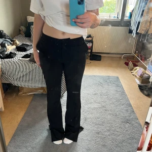Kostymbyxor med slits  - Kostymbyxor med slits, aningen slitna längst ner men inget som märks🫶🏻