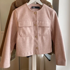 Rosa kort kappa - Rosa kort kappa med guldiga detaljer. Nästa helt oanvänd 10/10 i skicket. Köpte för 400kr men säljer för 270kr. Skriv privat för fler bilder och frågor 