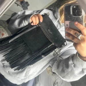 Häftig zadig  - Unik och häftig zadig väska! Använt skick men fortfarande fin! Långt och kort band medföljer.  Priset e diskuterbart. 