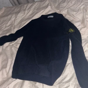 Stone island tröja - Stone island tröja i helt nytt skick är har äntligen kommit in till vårat lager. Toppkvalitet till ett bra pris. För frågor kontaka privat. Fraktas runt hela Sverige såklart och kan även mötas upp i gbg! Kan sänka vid snabbaffär!