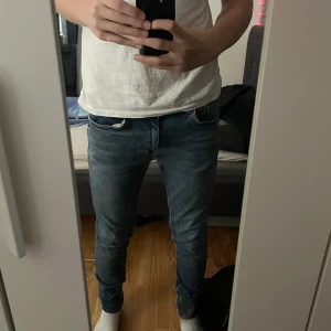 Tiger of Sweden Jeans - Tja! 🙌 Säljer just nu dessa sjukt snygga Tiger of Sweden jeans i modellen evolve alltså slim jeans. Köpte jeansen men tyvärr är de för små på mig, nypris 1.6, mitt pris: 350!  Storleken är 29/32, passar även 29/30-31. Hör av er vid fundering