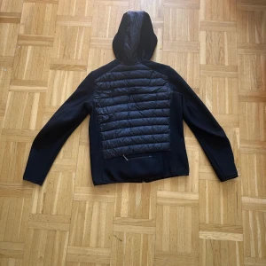 Parajumper  - En fin höst-vår jacka ganska varm har själv använt den förra året men säljer den pågrund av att jag vuxit och den passar inte mig längre. Skador på jackan och sånt inga skador alls och den funkar perfekt. Vid snabb affär kan ni få den för billigare.