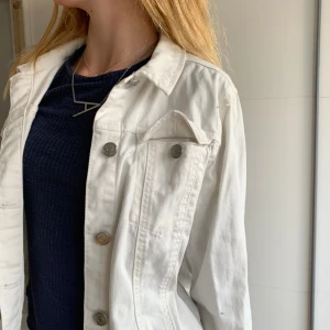 Vit jeans jacka - Jätte fin och gullig jeans jacka💗 Pris går att diskuteras💘