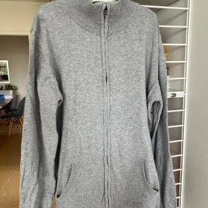 Snygg zip tröja - Skick 8/10 perfekt till skolstart