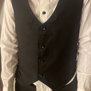 Väst - En väst som passar perfekt över en skjorta för att göra det till en utmärkt outfit