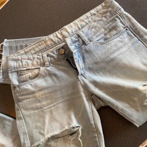 Lågmidjade jeans - Super heta, lågmidjade jeans, ripped , ljusblå med avtvättad look. 