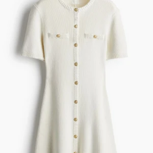 Kort stickad klänning  - Jag råkade köpa denna klänning för några dagar sedan men i fel storlek! Kan inte lämna tillbaka pga prislappen är borta. Den är helt oanvänd, endast provad🥰 Den är superfin och stretchig, kort klänning! Storlek M🩷