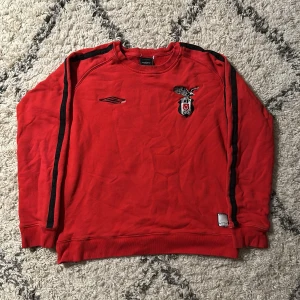 Vintage umbro tröja  - Denna vintige tröjan köptes från seams i Stockholm och är i okej skick. Har inga större skador förutom ett få små blek märken på vänsta armen.