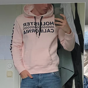 Rosa hollister hoodie - Unik hollister hoodie som är använd ett fåtal gånger.