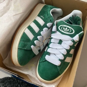 ADIDAS CAMPUS 00S - gröna campus i storlek 39 1/3. 💗  använda fåtal gånger, köpta i våras. impregnerade. gröna snören ingår. pris går att diskutera. första bilden är tagen från internet