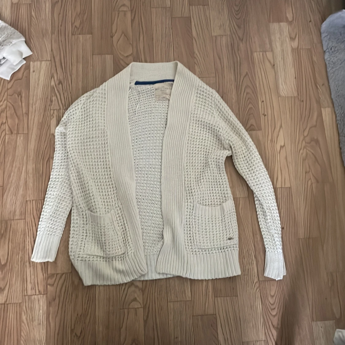 Vit stickad kofta från Holly & Whyte by Lindex