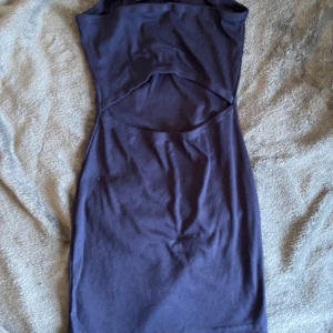 Marinblå bandeuklänning - Aldrig använd, från shein Öppning i ryggen